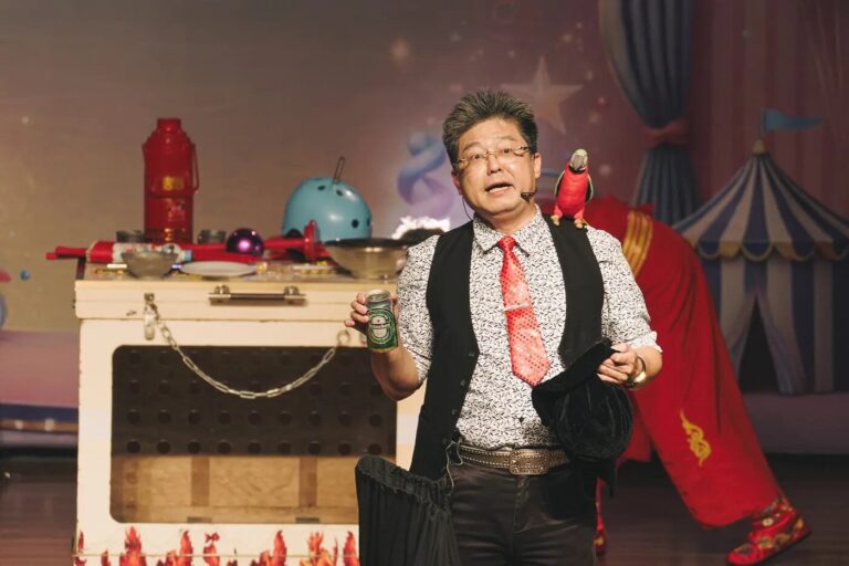 《魔幻嘉年華》臺南新化演藝廳腹語段落,喬克叔叔在道具推車前