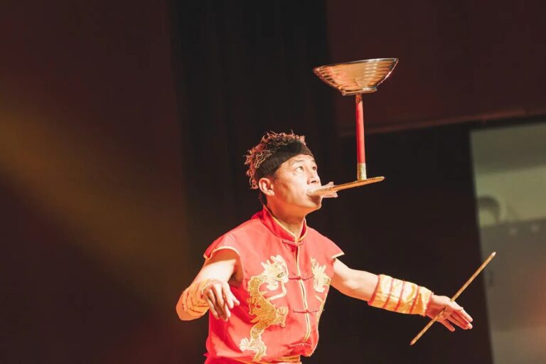 《魔幻嘉年華》臺南新化演藝廳,紅衣特技演員嘴上頂盤