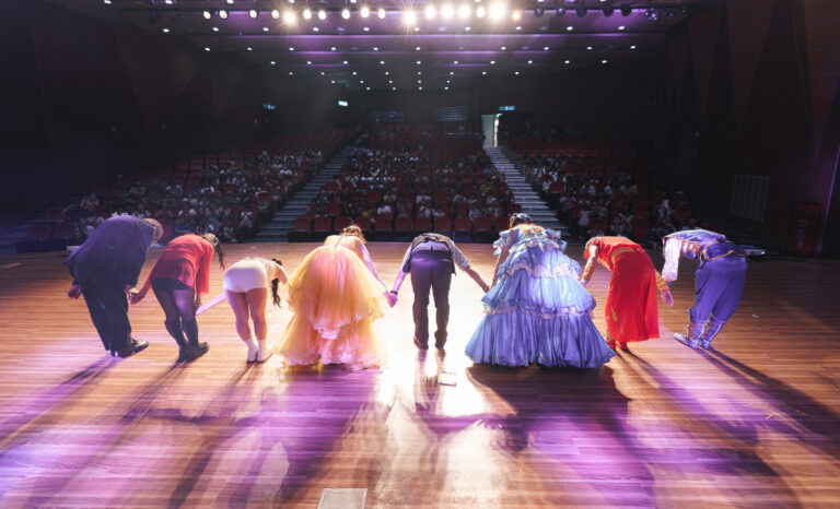 《魔幻嘉年華》臺南新化演藝廳,從舞台後方拍演出人員向觀眾席鞠躬