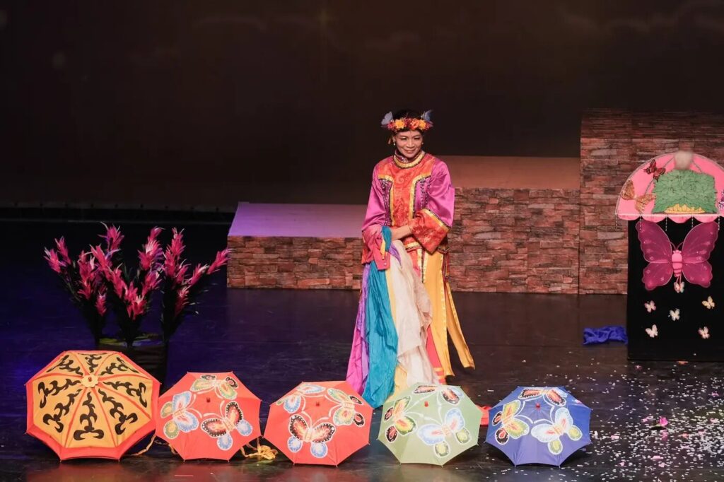《魔法師的考驗－地球危機！》雲林表演廳，花草精靈站在彩色油紙傘與花叢間