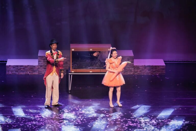 《魔法師的考驗－地球危機！》雲林表演廳，紅衣魔術師與公主站在透明魔術箱兩側