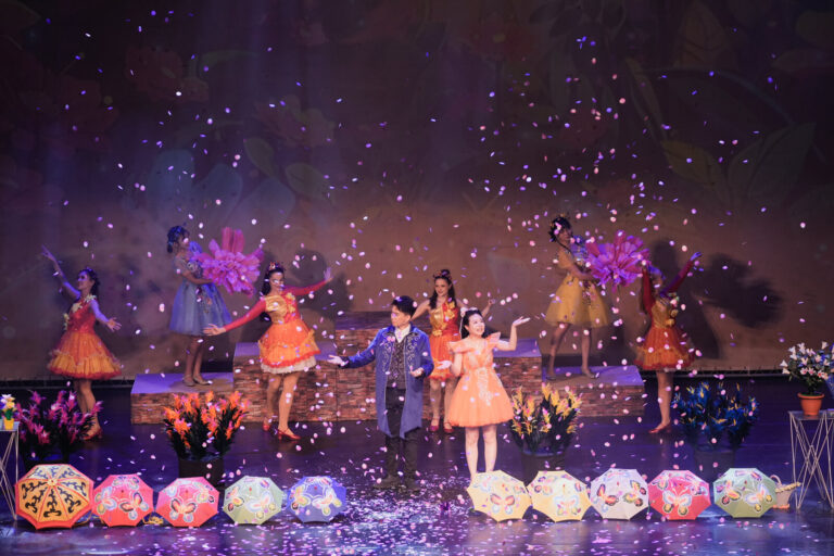 《魔法師的考驗－地球危機！》雲林表演廳，花園段落花瓣雨落下，花仙子、魔法師與公主在花園中