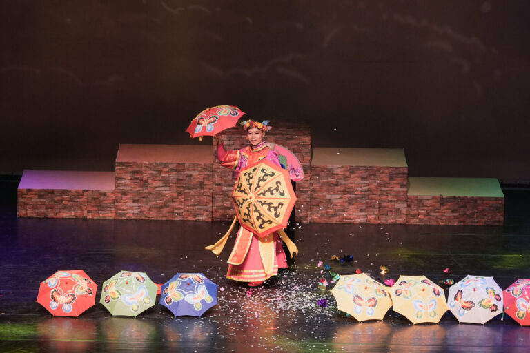 《魔法師的考驗－地球危機！》雲林表演廳花園段落，戲曲造型角色撐開油紙傘