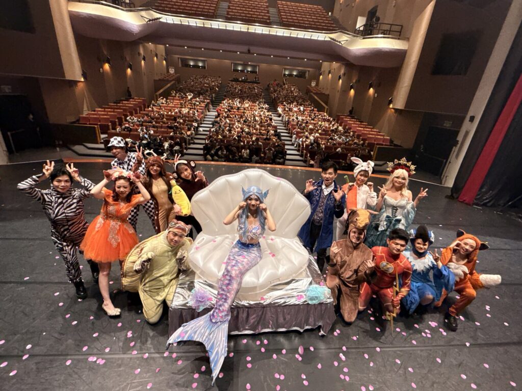 臺北市政大樓親子劇場《魔法師的考驗-地球危機!》3 月 29 日下午場演後,全體演出人員在舞台上與一二樓觀眾席合影