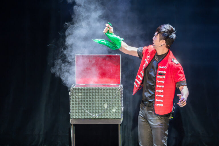 《魔法之夜》桃園市政府文化局演藝廳,查尼打開紅色道具箱,白煙冒出、綠色絲巾飛出