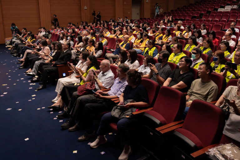 北區國稅局宣導活動,桃園市政府文化局演藝廳紅色座椅上的觀眾,前排是穿黃背心的團體觀眾