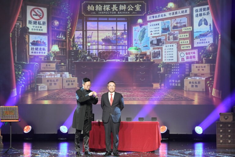 北區國稅局宣導活動,「柏翰探長辦公室」投影布景前,魔術師柏翰與上台的長官一起表演