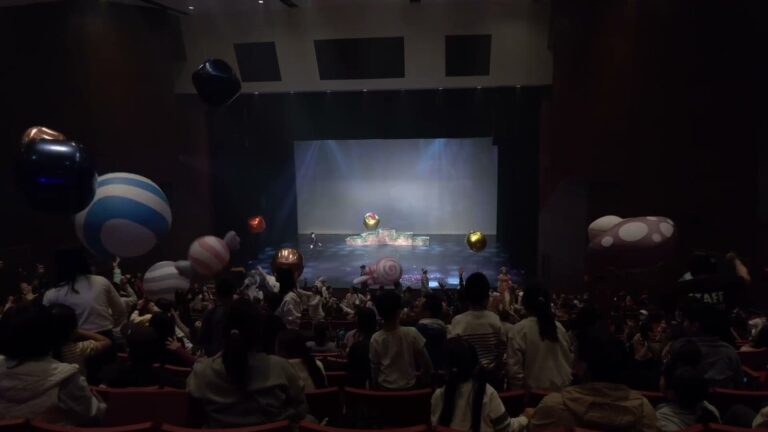 新北市藝文中心演藝廳《魔法師的考驗-地球危機!》造型大氣球拋進觀眾席