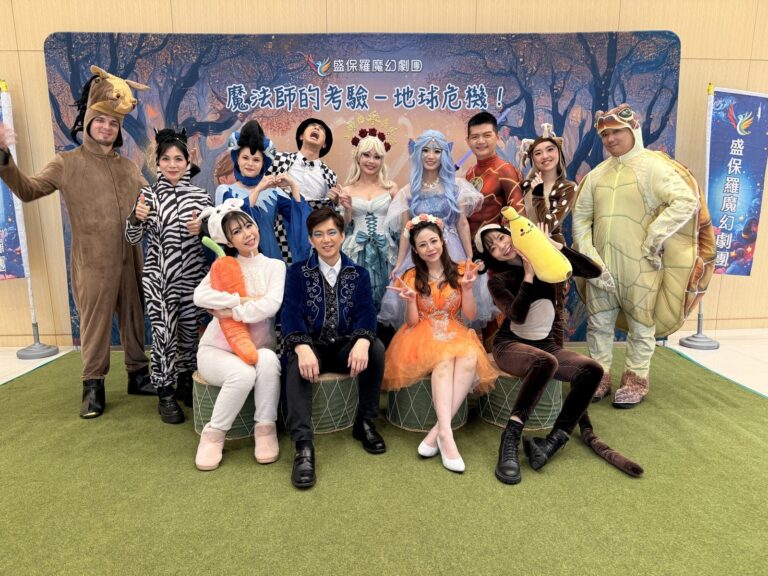 《魔法師的考驗-地球危機!》演員穿著精靈與動物戲服,在新營文化中心的劇名背板前合照