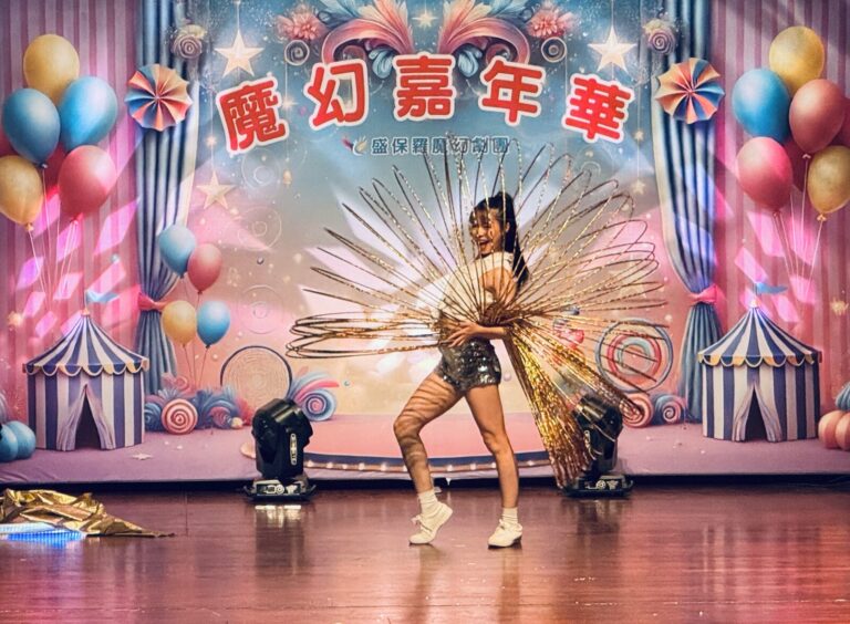員林演藝廳《魔幻嘉年華》舞者同時轉動數十個金色呼拉圈,展開成扇形