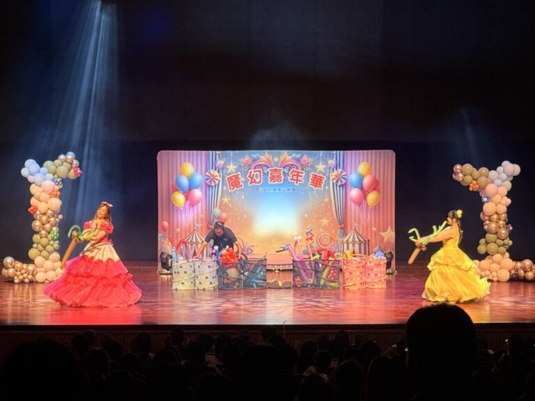 員林演藝廳《魔幻嘉年華》兩位氣球天使在舞台兩側,中間是氣球布置
