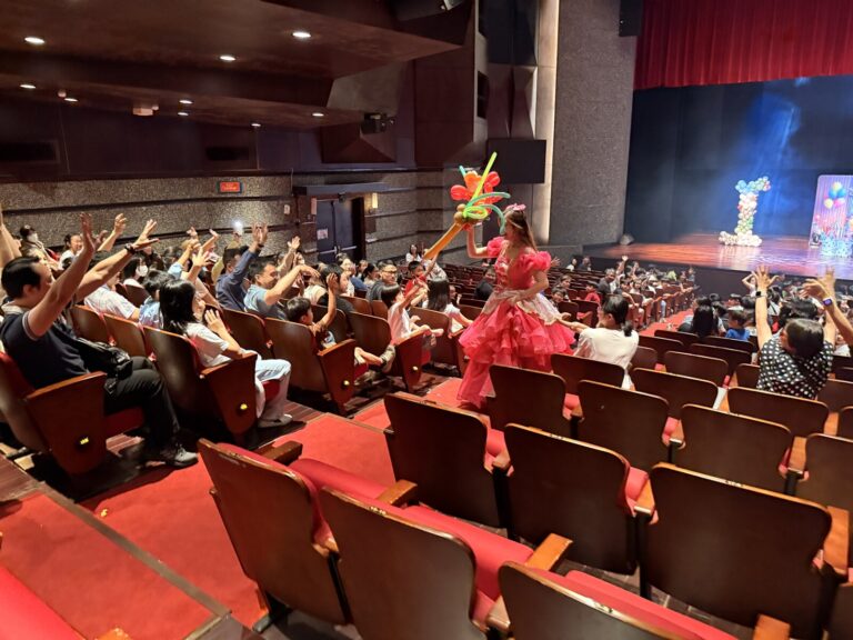 員林演藝廳《魔幻嘉年華》氣球天使走進觀眾席發氣球,觀眾舉手