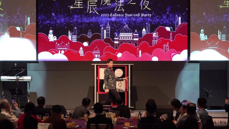 益華電腦 2024 尾牙「星辰魔法之夜」主視覺下，魔術師與黑白方格道具箱