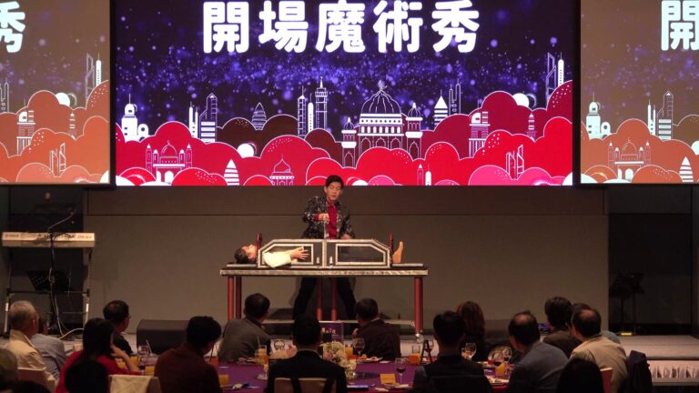 益華電腦 2024 尾牙大型幻術「美女切割」，演出人員躺在切割台的長箱裡