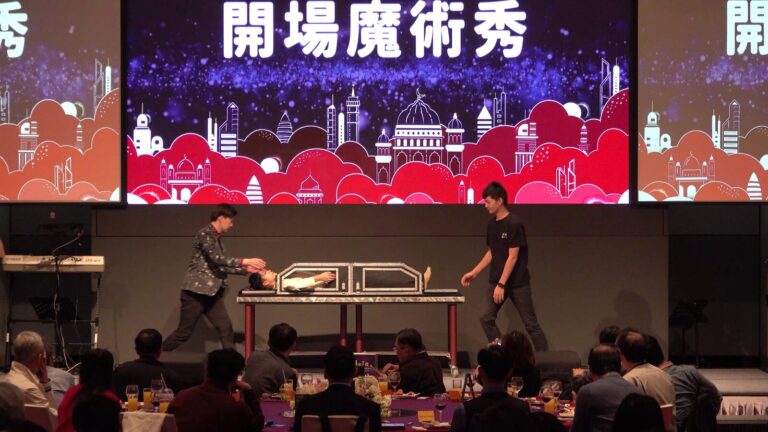 益華電腦 2024 尾牙「美女切割」收尾，魔術師與助手分站切割台兩端