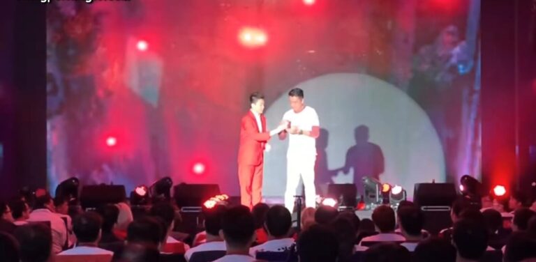 可口可樂 2019 產品發表會,紅西裝魔術師與白衣演出人員在投影光圈中互動