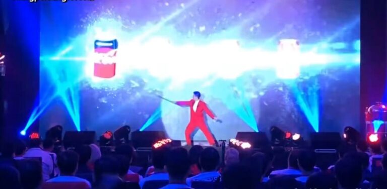 可口可樂 2019 產品發表會:把三款瓶裝產品放進互動投影魔術