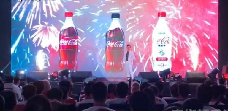 可口可樂 2019 產品發表會,煙火投影與三款瓶子,台下坐著來賓