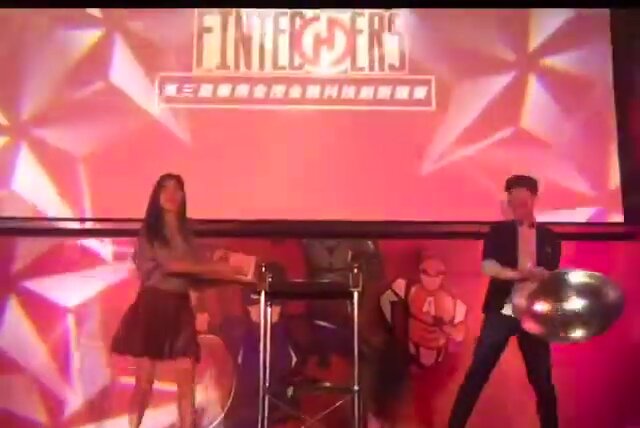 華南金控金融科技創新競賽記者會,投影「FINTECODERS」前,男演出人員拿著銀色餐蓋