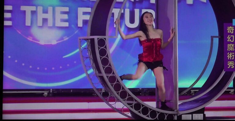 中保科技 2024 旺年會大型魔術秀,紅衣女演出人員在大圓環內躍起