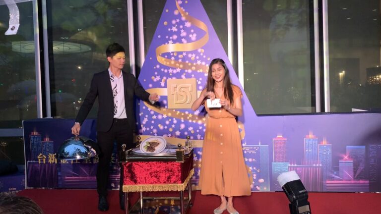 2020 台新金控聖誕祭,推車上的銀色餐蓋掀開,女演出人員手拿白色卡片