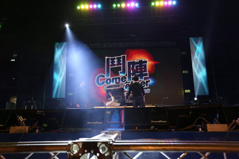 新竹縣體育館舞台全景,漢民科技旺年晚會「鬥陣 Come Together」LED 背板與兩側 LED 柱