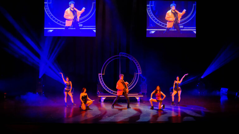《全明星魔術秀》新北市藝文中心演藝廳,大圓輪道具在舞台中央,四位舞者圍繞