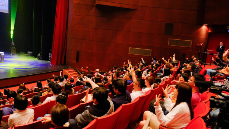 《全明星魔術秀》新北市藝文中心演藝廳,從觀眾席側邊看坐滿的觀眾與舞台