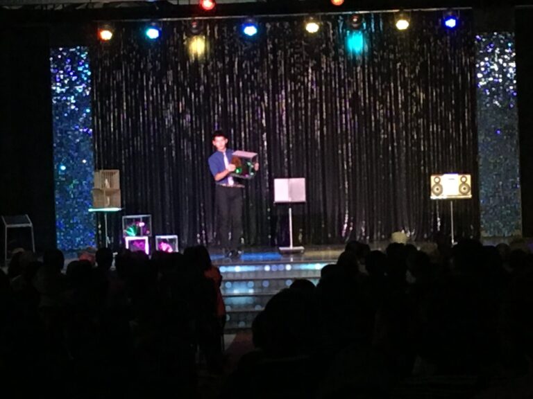 楓傌劇場魔術表演，魔術師在舞台中央