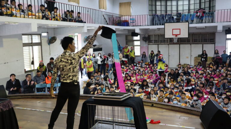 國泰寒冬送暖耶誕關懷:新北貢寮澳底國小活動中心的魔術表演