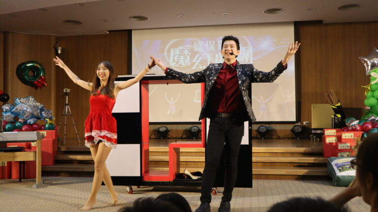 彰化基督教醫院聖誕魔術秀,男女魔術師在拼圖箱前亮相
