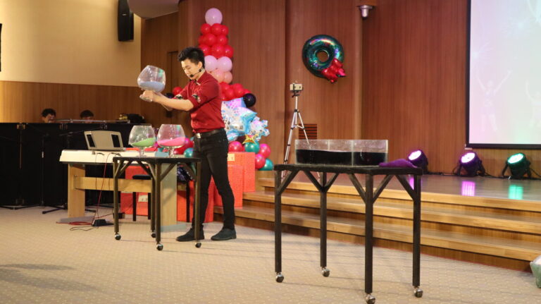 彰化基督教醫院聖誕活動魔術表演,台上的聖誕氣球布置