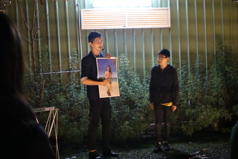新竹雲起露營區夜間魔術秀，魔術師展示預言魔術