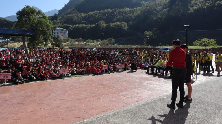 國泰耶誕偏鄉關懷活動魔術表演,苗栗山區廣場觀眾席