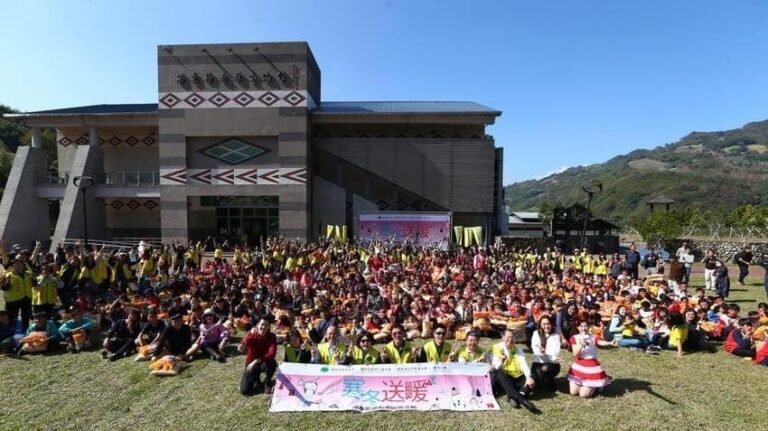 國泰寒冬送暖耶誕關懷:苗栗泰雅族部落戶外廣場的魔術表演