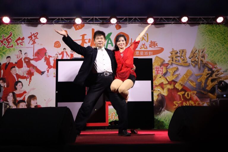 埔心牧場中秋烤肉晚會大型魔術秀，魔術師與助演謝幕
