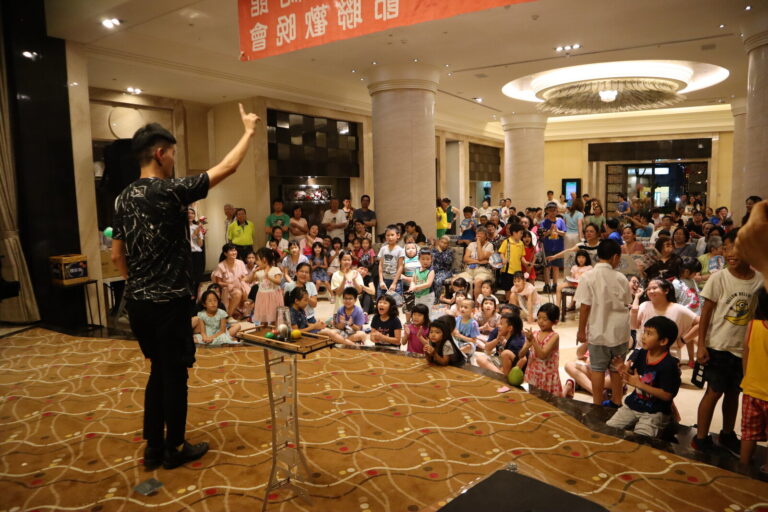 三峽北大社區中秋晚會,魔術師舉手表演,後方是觀眾