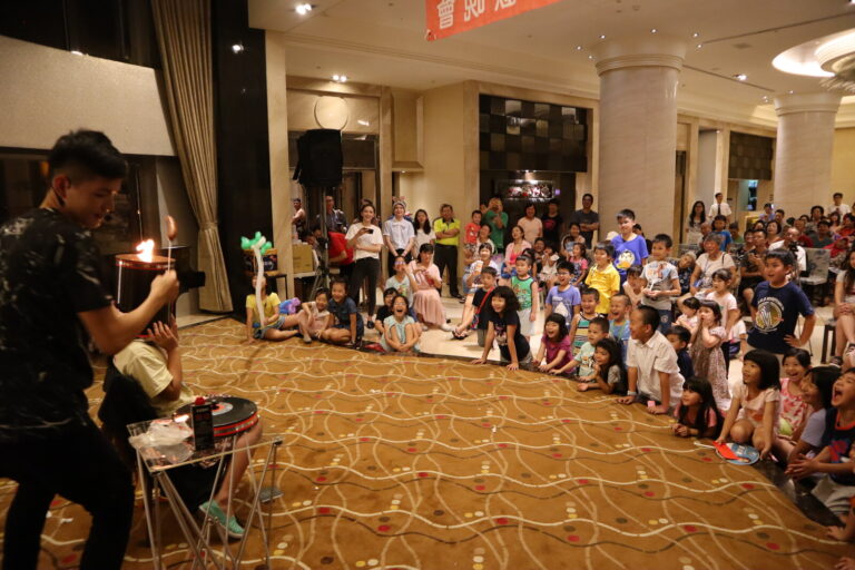 三峽北大社區中秋聯歡晚會,魔術師表演火焰魔術
