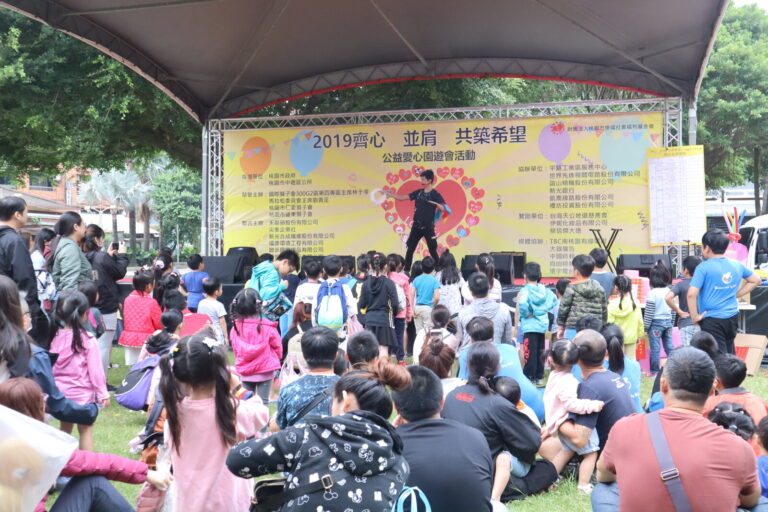 桃園中壢公益愛心園遊會魔術表演，草地觀眾席