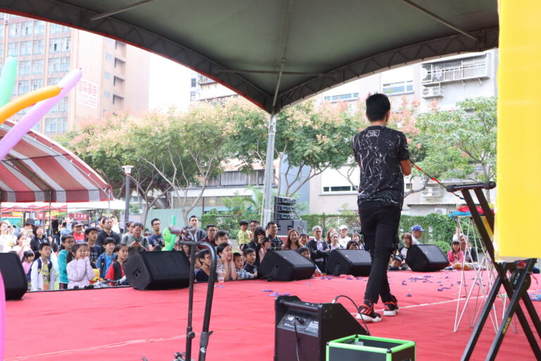 桃園中壢公益愛心園遊會魔術表演，舞台側面遠景