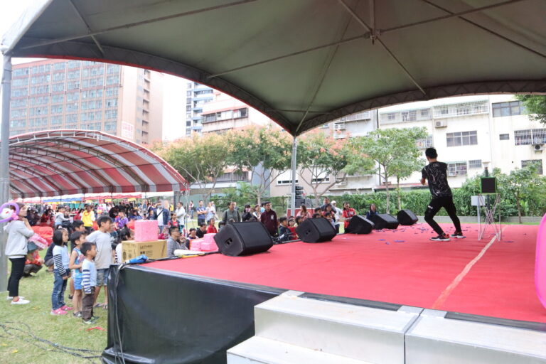 「2019齊心並肩共築希望」公益愛心園遊會魔術表演，戶外舞台全景