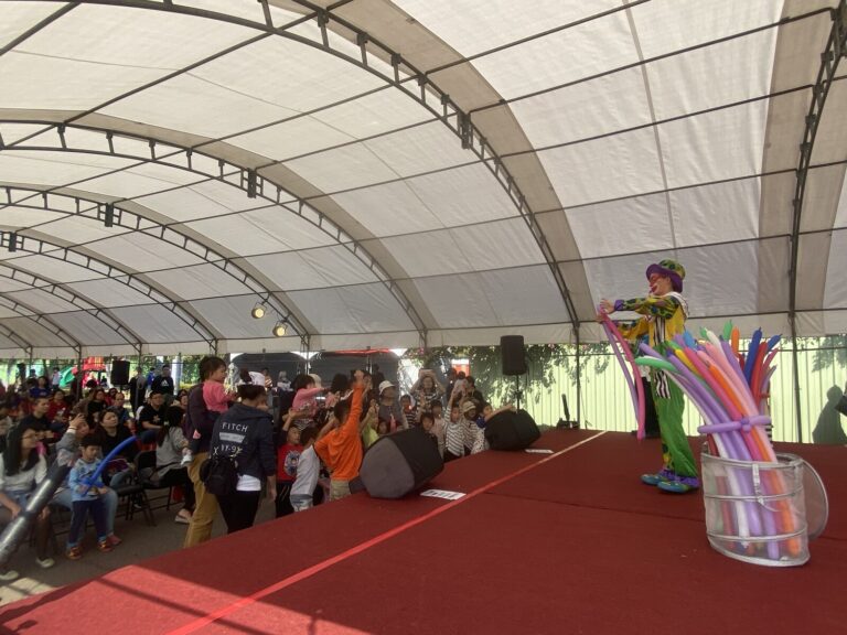 2019 桃園花彩節中壢場《小丑大氣球特技秀》，帳篷下坐滿觀眾