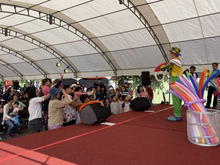 2019 桃園花彩節中壢場《小丑大氣球特技秀》，小丑與坐滿帳篷的觀眾