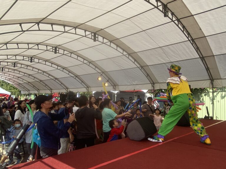 2019 桃園花彩節中壢場《小丑大氣球特技秀》，帳篷下人潮