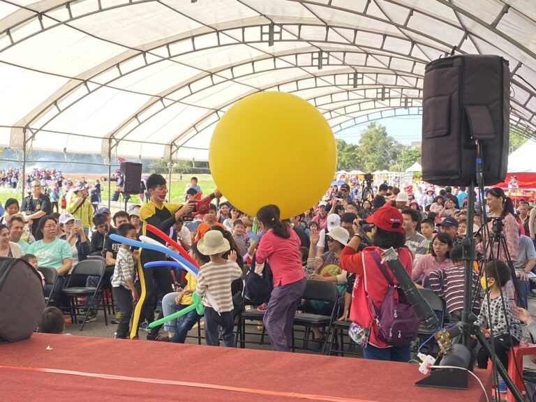 2019 桃園花彩節中壢場《小丑大氣球特技秀》，大氣球走進觀眾席