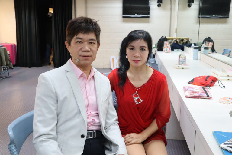 竹東關懷歡呼兒親子童樂會演出前,盛保羅魔幻劇團演出人員在後台