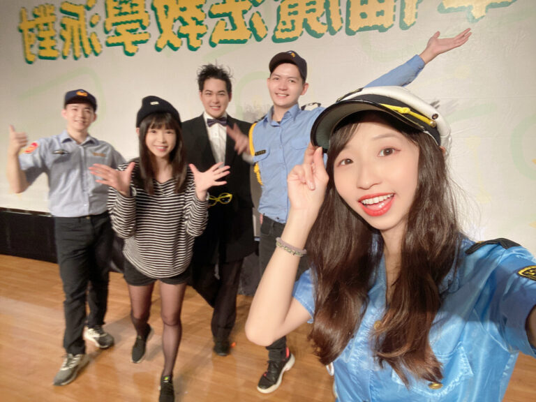 2021 國泰關懷公益列車「幸福魔法教學派對」《怪盜神偷》演出人員在舞台背板前自拍合影