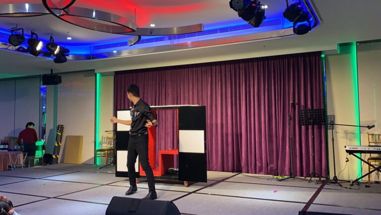 嘉義企業尾牙舞台魔術,魔術師與九宮格分割箱