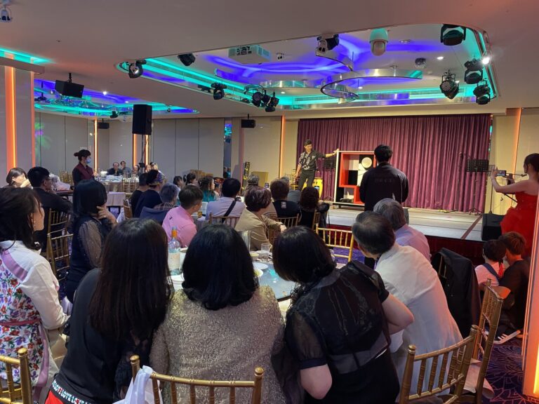 嘉義企業尾牙,從宴席間看向魔術表演舞台