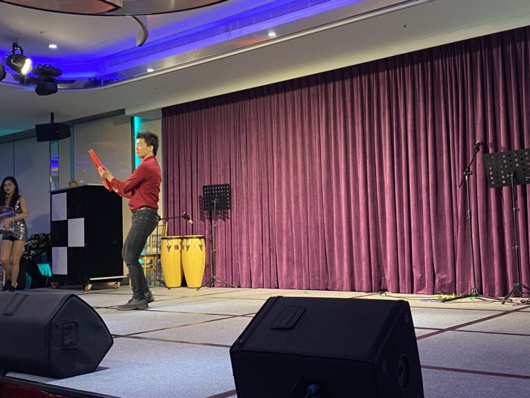 嘉義企業尾牙,紅衣魔術師在舞台上表演
